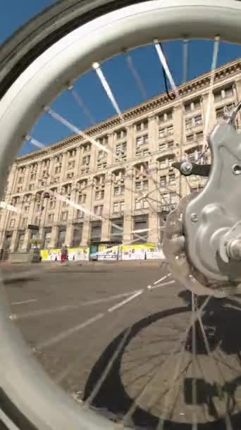 乌克兰基辅 2022年8月24日 通过自行车车轮观看在基辅中心街道赫雷斯恰特克 Khreshchatyk 被毁的俄罗斯军事装备 垂直录像 — 图库视频影像