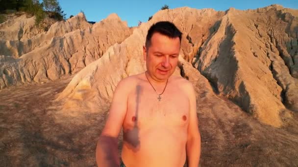 Homem Filma Vaguear Pelas Águas Límpidas Lago Numa Manhã Verão — Vídeo de Stock