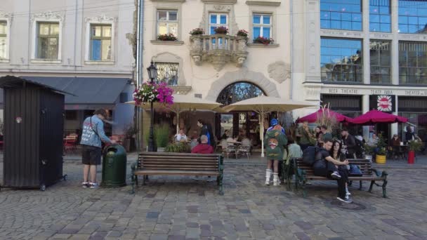 Lviv Ukraine July 2023 People Relaxing Benches Center Lviv Market — Stock Video