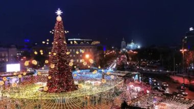 Noel arifesinde Ukrayna 'nın başkenti Kyiv' de Sofya Meydanı 'nı süsleyen çelenkli bir Noel ağacı