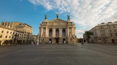 Sabahın erken saatlerinde Opera binasının önündeki Lviv Meydanı, zaman ayarlı.. 