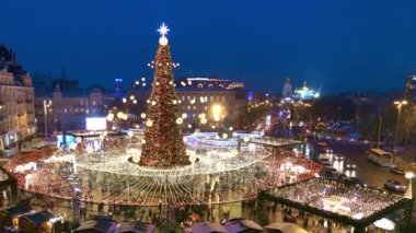 Ukrayna 'nın başkenti Kyiv' de Noel arifesinde Sofiyivska Meydanı 'ndaki Noel panayırını çelenklerle aydınlatan bir Noel ağacı