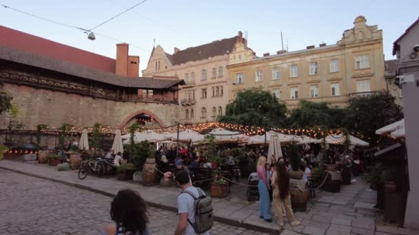 Los Residentes Locales Los Turistas Relajan Numerosos Cafés Centro Lviv — Vídeo de stock