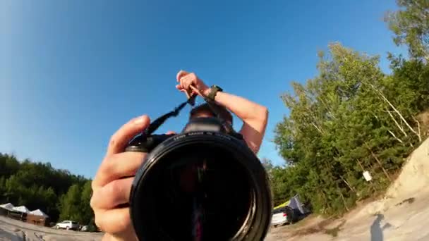 Fotograf Zapne Fotoaparát Aby Prozkoumal Okolí Časných Ranních Hodinách — Stock video