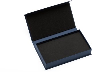 Koyu mavi, beyaz arka planda köpük kapaklı hediye kutusu.. 