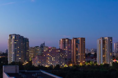 Akşamları şehrin yatakhanesinde apartman binaları.. 