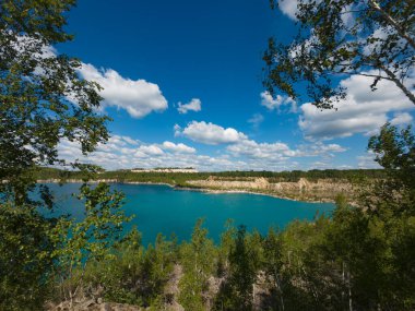 Yukarıdan güzel bir körfez manzarası. Güneşli bir yaz gününde turkuaz suyu olan bir göl manzarası.