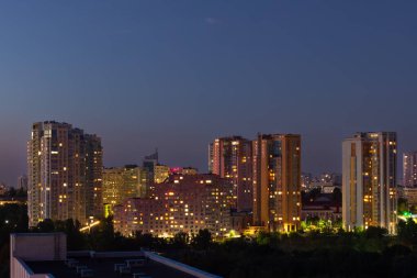 Akşamları şehrin yatakhanesinde apartman binaları.