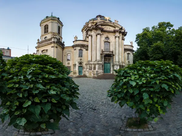 Lviv, Ukrayna 'daki Dominik Katedrali' nin dışı.