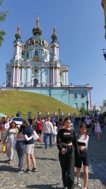 Kiev Ukraina Maj 2023 Andriyivska Kyrkan Kullen Solig Dag Andriyivsky — Stockvideo