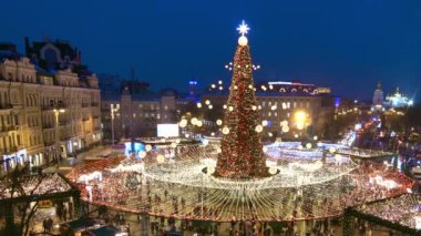 Ukrayna 'nın başkenti Kyiv' de Noel arifesinde Sofiyivska Meydanı 'ndaki Noel panayırını çelenklerle aydınlatan bir Noel ağacı