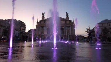 Lviv Opera Binası 'ndan Geceçöküşü: Şehir Çeşmesi Aydınlatma