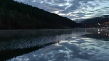 Akşamları göl. Bulutlar suya yansıyor. 