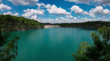 Yukarıdan güzel bir körfez manzarası. Güneşli bir yaz gününde turkuaz suyu olan bir göl manzarası.