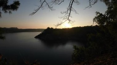 Sabahın erken saatlerinde kayalıkların tepesinden göl manzarası