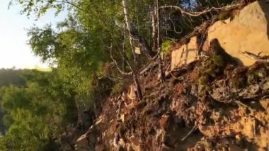 Sabahın erken saatlerinde kayalıkların tepesinden göl manzarası