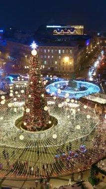 Ukrayna 'nın başkenti Kyiv' de Noel arifesinde Sofiyivska Meydanı 'ndaki Noel panayırını çelenklerle aydınlatan bir Noel ağacı