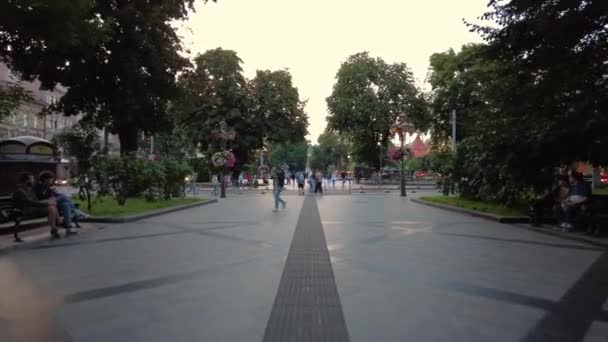 Gente Sta Passeggiando Lungo Viale Centrale Leopoli Ucraina — Video Stock