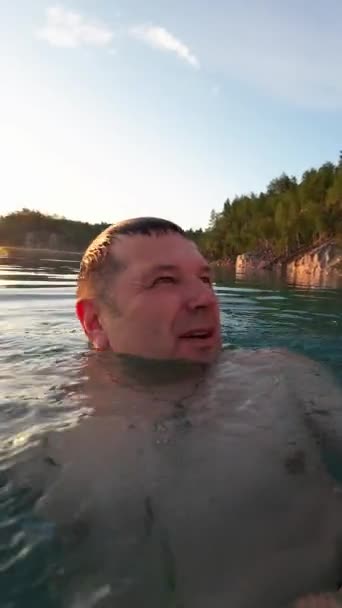 Una Mattina Inizio Estate Uomo Nuota Nelle Limpide Acque Lago — Video Stock