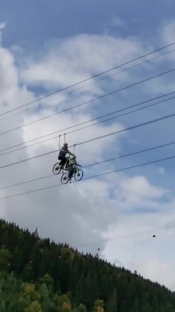 人们骑自行车用电线在湖上穿梭 一种紫杉胺吸引物 — 图库视频影像