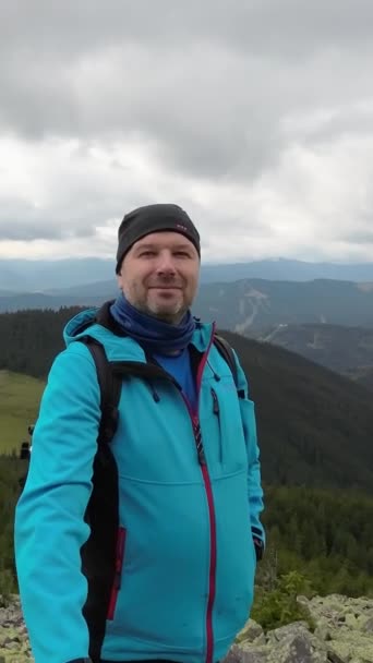 Homem Com Poste Rastreamento Filmar Vídeo Selfie Uma Montanha Ele — Vídeo de Stock