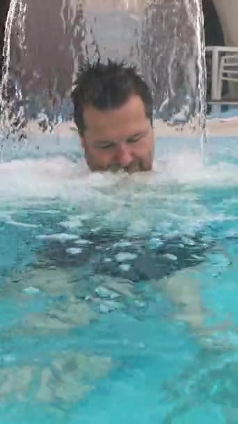 Mann Genießt Schwimmen Freibad Und Wassermassage — Stockvideo