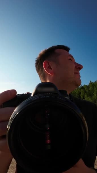 Profesionální Fotograf Drží Fotoaparát Hledá Úhel Pro Focení Pov Svislé — Stock video