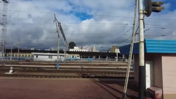 Salida Estación Vista Desde Ventana Del Tren Plataforma Las Vías — Vídeos de Stock