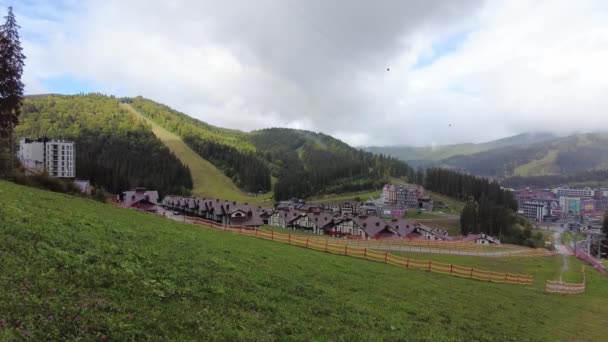 スキー場とチェアリフト ブコベル ウクライナ — ストック動画