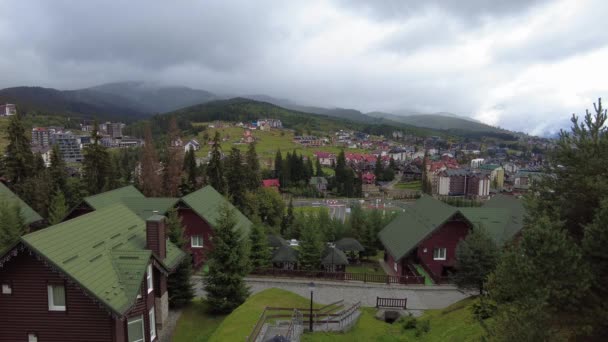Ξενώνες Της Χαμηλότερης Κατοικίας Του Ξενοδοχείου Bukovel Και Όμορφη Θέα — Αρχείο Βίντεο