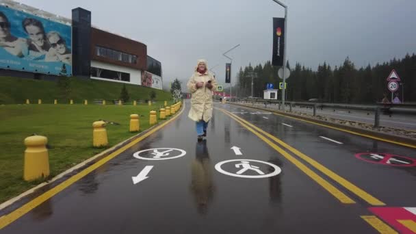 Pistes Cyclables Piétonnes Dans Station Balnéaire Bukovelduring Rain Ukraine — Video