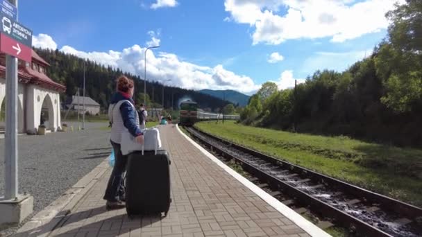 우크라이나 부코벨의 리조트 타타르 기차역에서 — 비디오