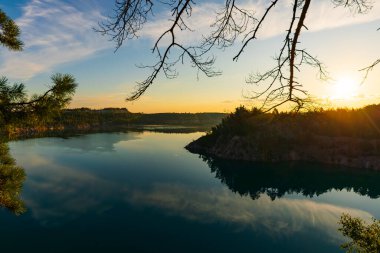 Yazın güzel bir gölün üzerinde şafak. Peyzaj