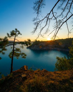 Güzel bir gölün üzerinde gün doğumu. Yaz Manzarası
