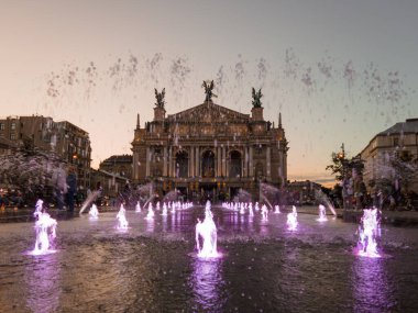 Lviv Opera Binası 'ndan Geceçöküşü: Şehir Çeşmesi Aydınlatma