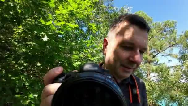 Człowiek Kamerą Przebija Się Przez Drzewa Żeby Zrobić Zdjęcia Widok — Wideo stockowe
