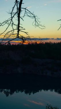 Güzel Yaz Gündoğumu. Güneş Gölün Yüksek Kıyısı 'ndan Yükseliyor. Manzara. Dikey video. Zaman Süreleri