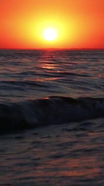 Güneş batarken, Karadeniz kıyıya çarpar ve doğanın gücü ve güzelliğinin büyüleyici bir görüntüsünü yaratır.