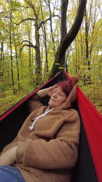 Una Donna Dondola Amaca Nella Foresta Autunnale Video Verticale — Video Stock