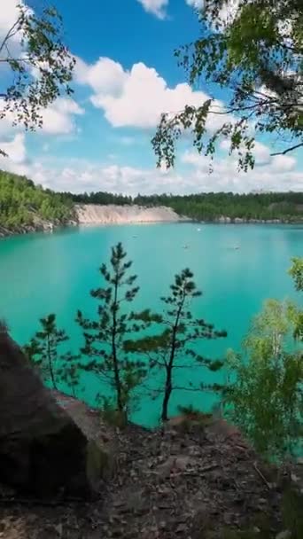 Uma Vista Baía Pitoresca Cima Paisagem Lago Com Água Azul — Vídeo de Stock