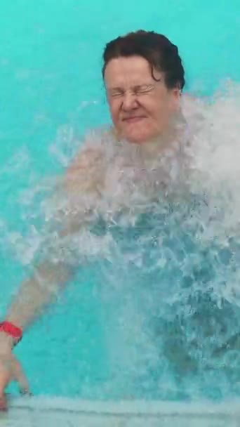 Frau Genießt Schwimmen Außenpool Und Eine Unterwassermassage — Stockvideo