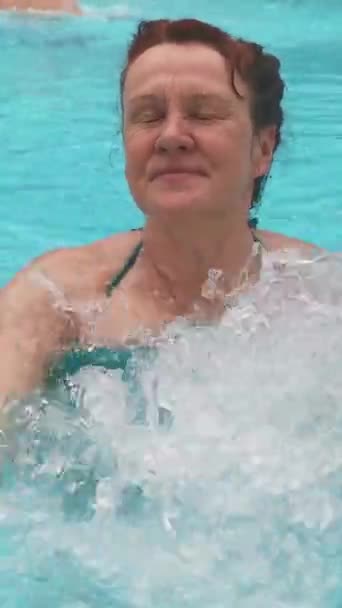 Frau Genießt Schwimmen Außenpool Und Eine Unterwassermassage — Stockvideo