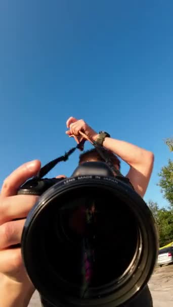 Muž Připoutá Kameru Jde Prozkoumat Okolí Svislé Video — Stock video
