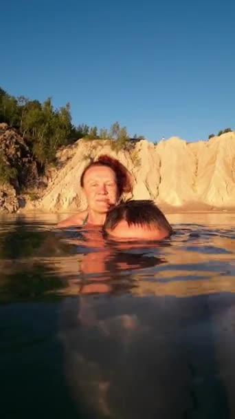 Una Coppia Selfie Mentre Nuotano Insieme Lago Nelle Prime Ore — Video Stock