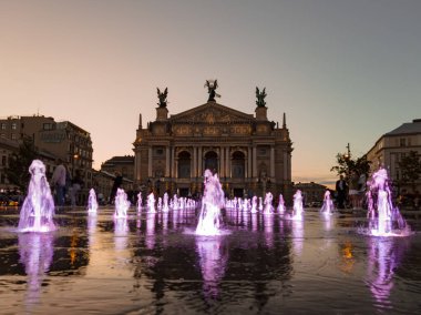 Lviv Opera Binası 'ndan Geceçöküşü: Şehir Çeşmesi Aydınlatma