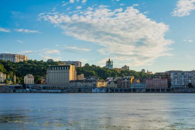 Kyiv 'in Şehir Büyüsü: Dinyeper Nehri ve St. Andrews Kilisesi