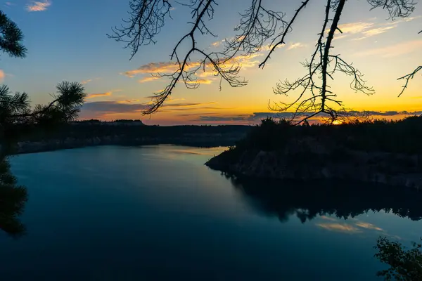 Yazın güzel bir gölün üzerinde şafak. Peyzaj