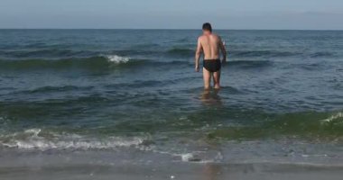 Mayolu adam yüzmek için denize giriyor.. 