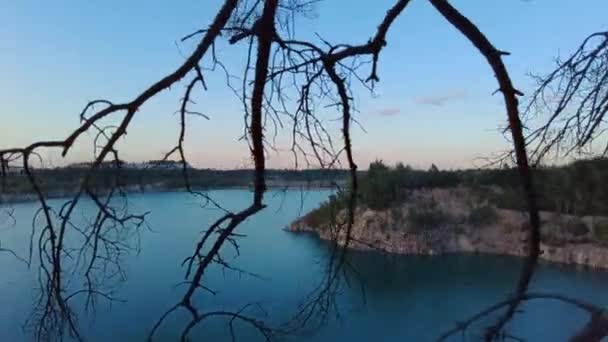 Paisagem Vista Lago Com Água Azul Uma Noite Verão Através — Vídeo de Stock
