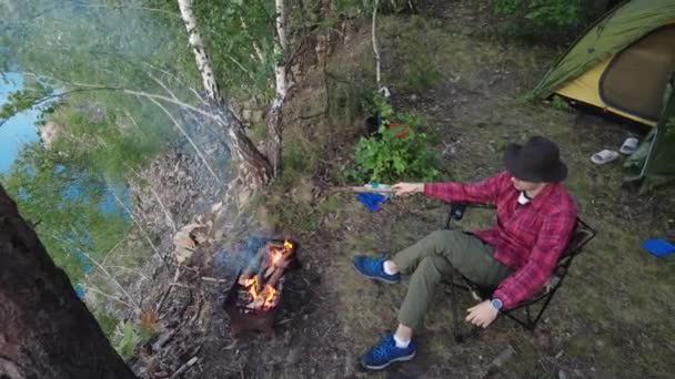 Vacaciones Una Tienda Naturaleza Hombre Sentado Cerca Del Fuego Vista — Vídeos de Stock